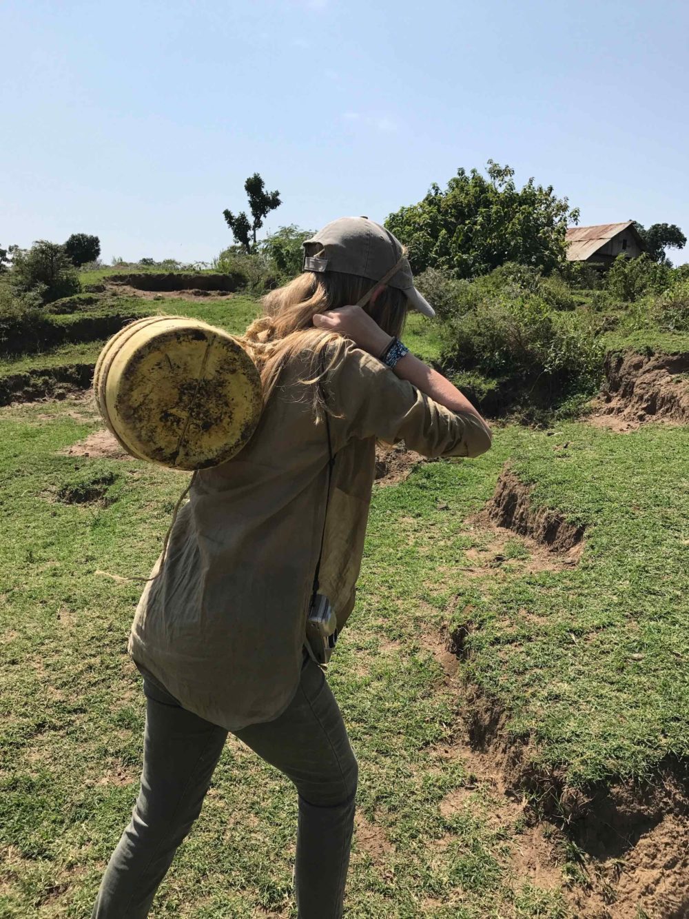 ttc-me-to-we-kenya-carrying-water-traditional